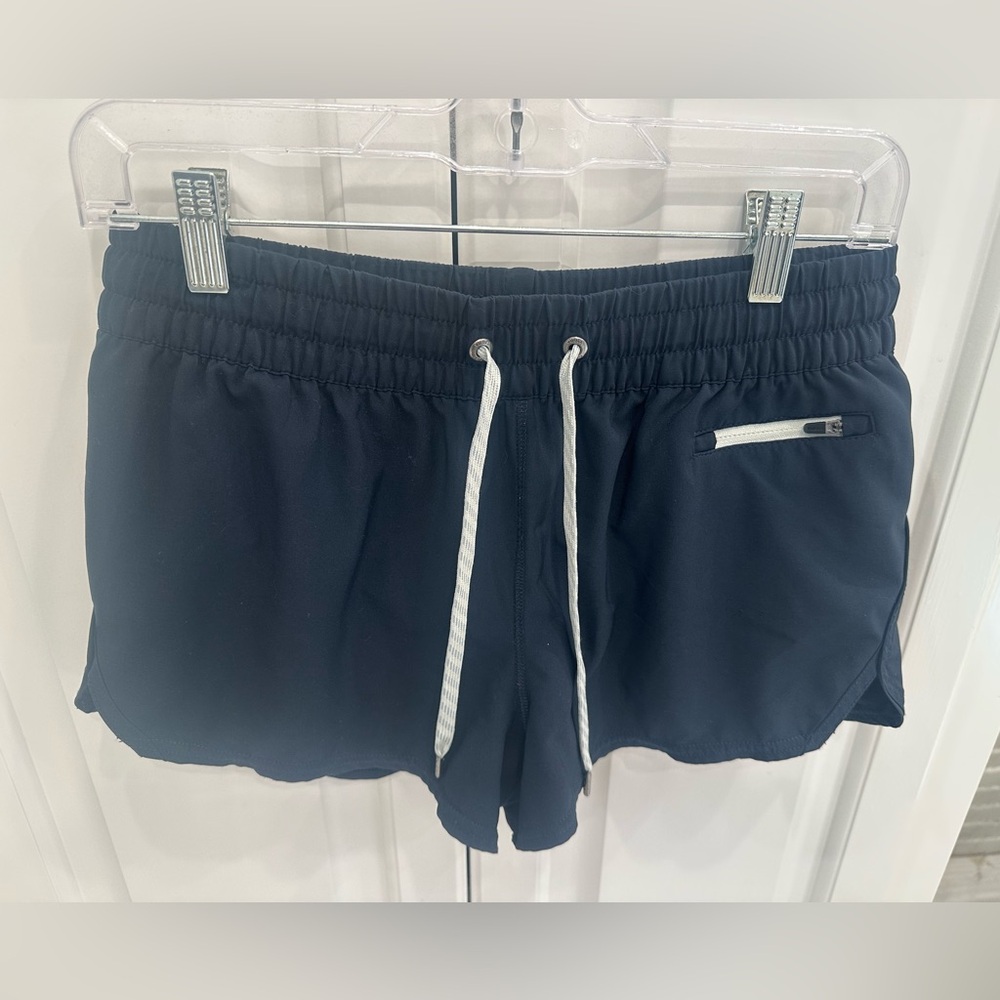 Vuori, size M clementine 2.5 inch